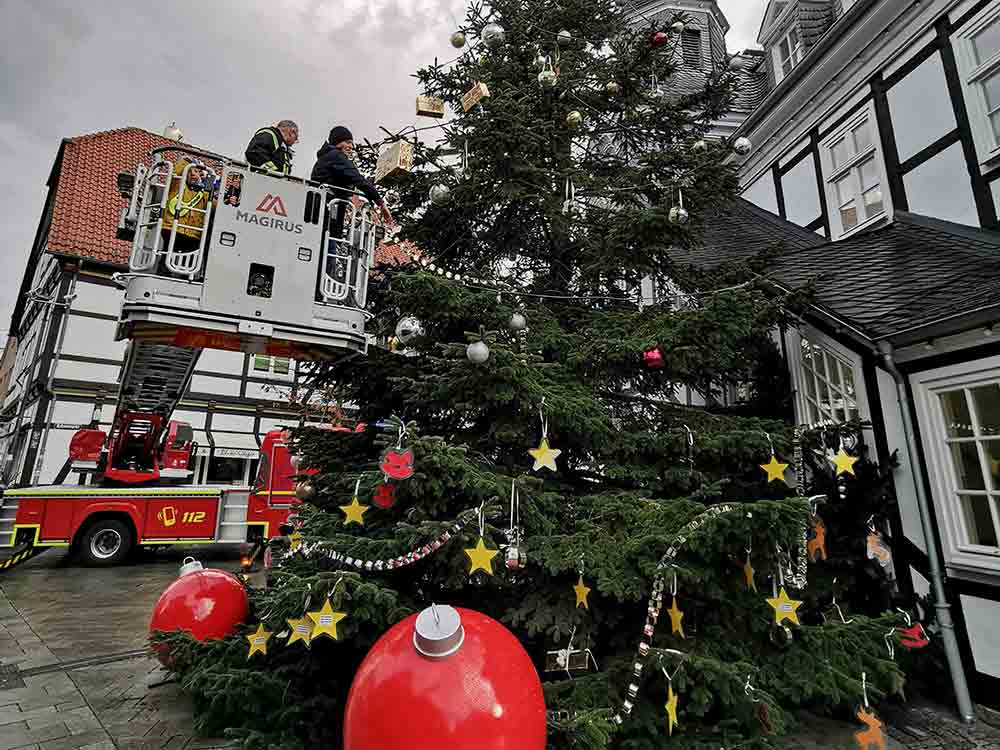 Rietberg, Adventsmarkt 2022 steht in den Startlöchern, heimische Kinder haben Weihnachtsbaum am Rathaus geschmückt