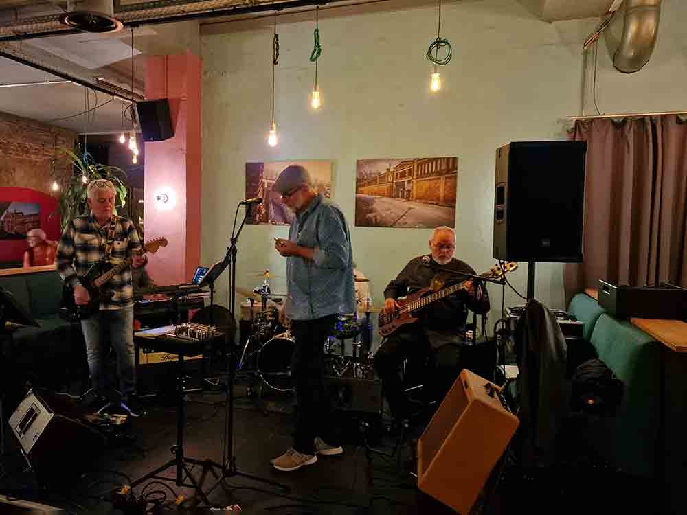 Gütersloh, Blues Musik live, Bar Fly im Weberei Bistro, offene Jam Session zum Feierabend, 8. Dezember 2022