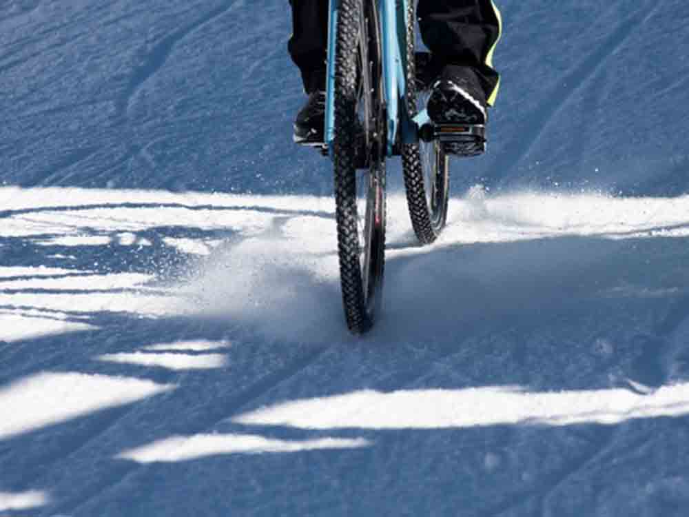 ADAC, mit dem Fahrrad durch den Winter, spezielle Winterreifen für Fahrräder versprechen mehr Sicherheit