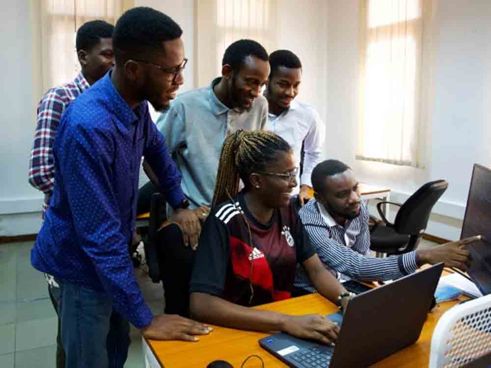 Neue und einzigartige Plattform The Fair Work schafft jetzt den dringend gesuchten Zugang zu Digital Talenten aus Afrika auch für kleinere Firmen in Europa
