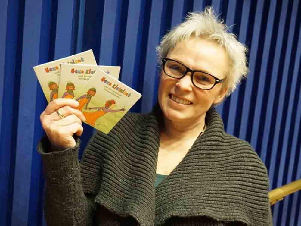 Aalto Hexe kommt als Weihnachtsgeschenk nach Hause, Mini Buch »Hexe Kleinlaut und der strahlende Weihnachtsbaum« kostenfrei erhältlich