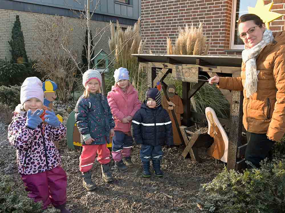 Rheda Wiedenbrück, Kinder bringen Sternenglanz zur lebensgroßen Krippe in Lintel