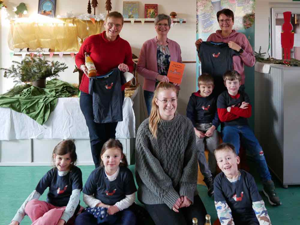 Lemgo, Apfelsaft und T Shirts für die schlauen Füchse, Heimatverein Voßheide beschenkt den Kindergarten