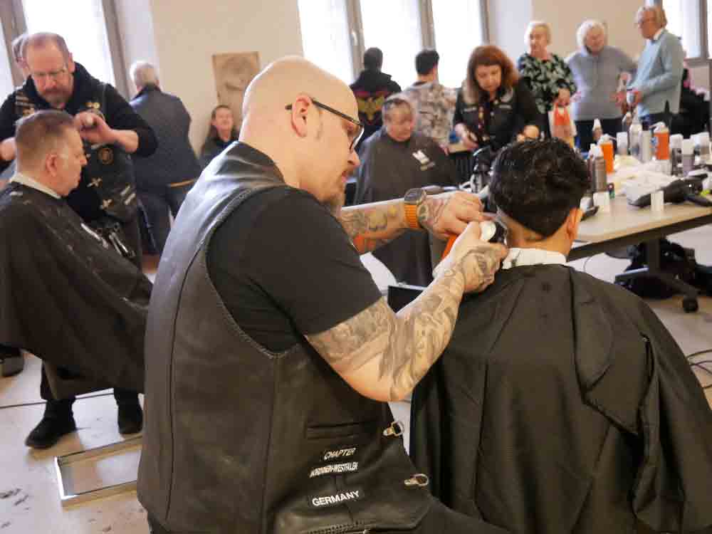 Barber Angels erstmals in Lemgo, im Rathaus bekommen mehr als 50 Bedürftige kostenlos einen Haarschnitt