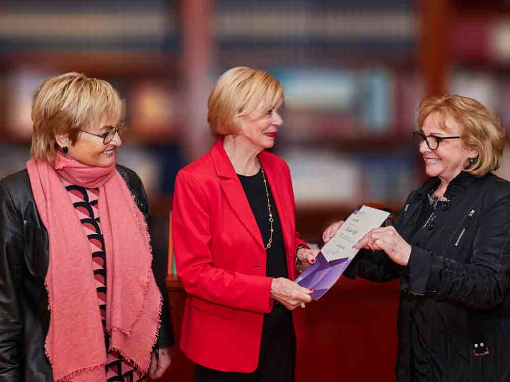 Liz Mohn vom Verband deutscher Unternehmerinnen ausgezeichnet Ehrung für 35 Jahre Mitgliedschaft und tatkräftige Unterstützung als »Mutmacherin für junge Unternehmerinnen«