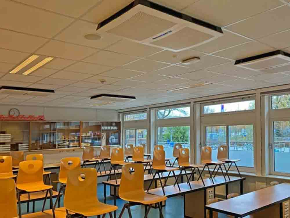 Euromate, Deckenluftreiniger in der Gesamtschule De Nassau, Luftreiniger mit Deckenmontage sind weniger beschädigungsanfällig und nehmen keinen Platz weg