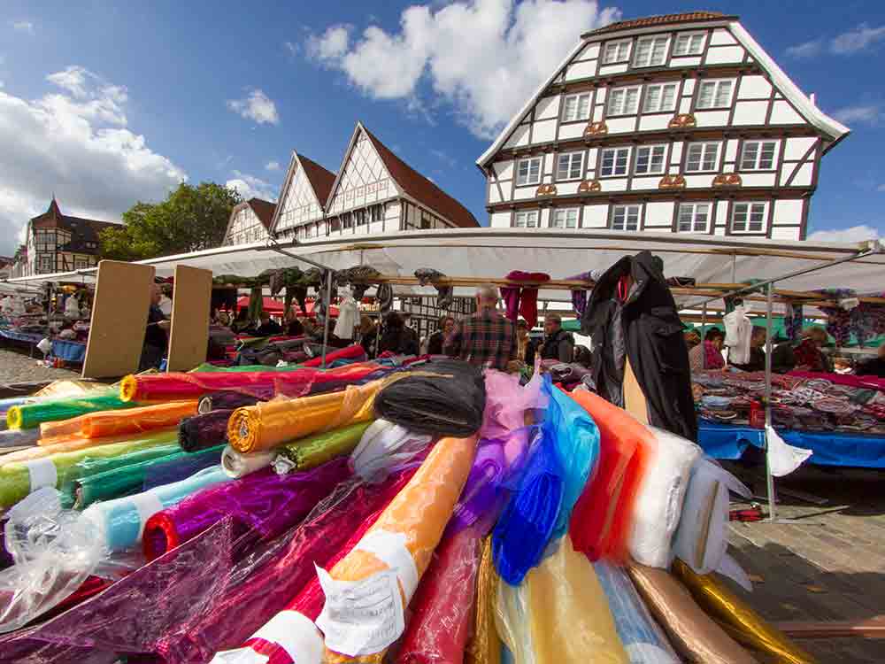 Deutsch holländischer Stoffmarkt in Frühlingslaune, Stoffe in Hülle und Fülle am 19. März 2023 in der Soester Altstadt