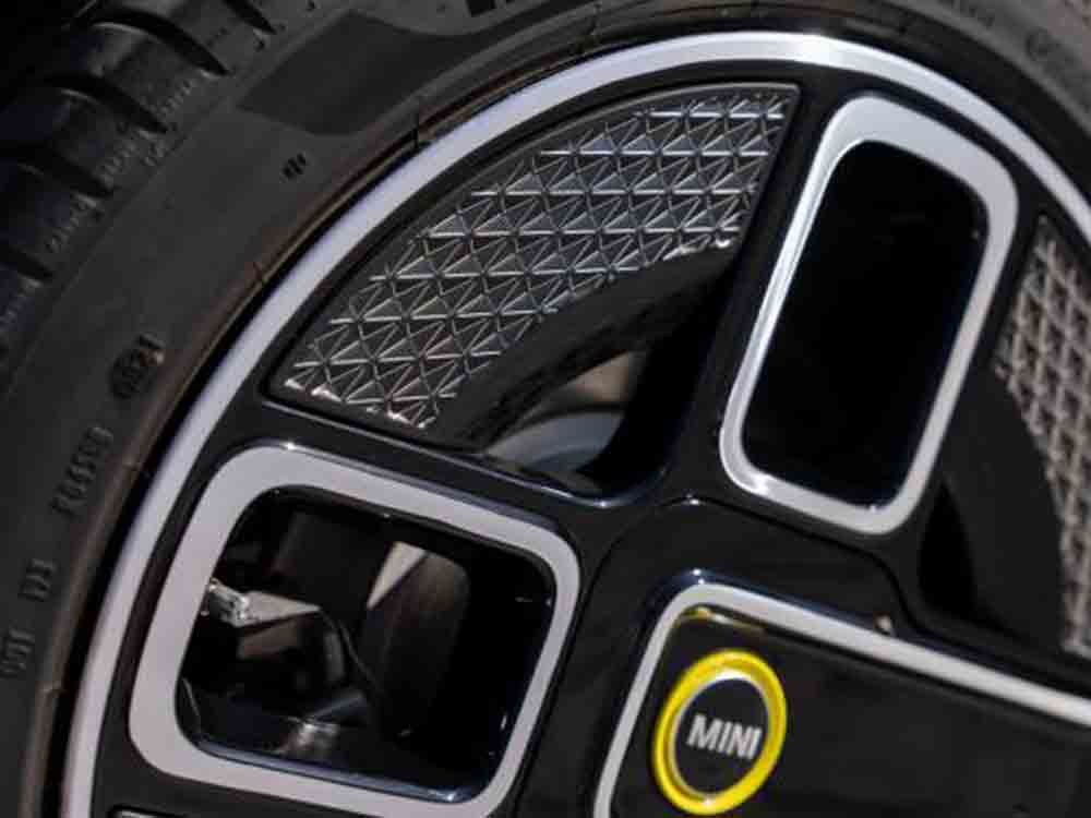 Premiere mit dem ersten vollelektrischen Mini Cooper SE Cabrio: Leichtmetallräder aus 100 Prozent Sekundäraluminium