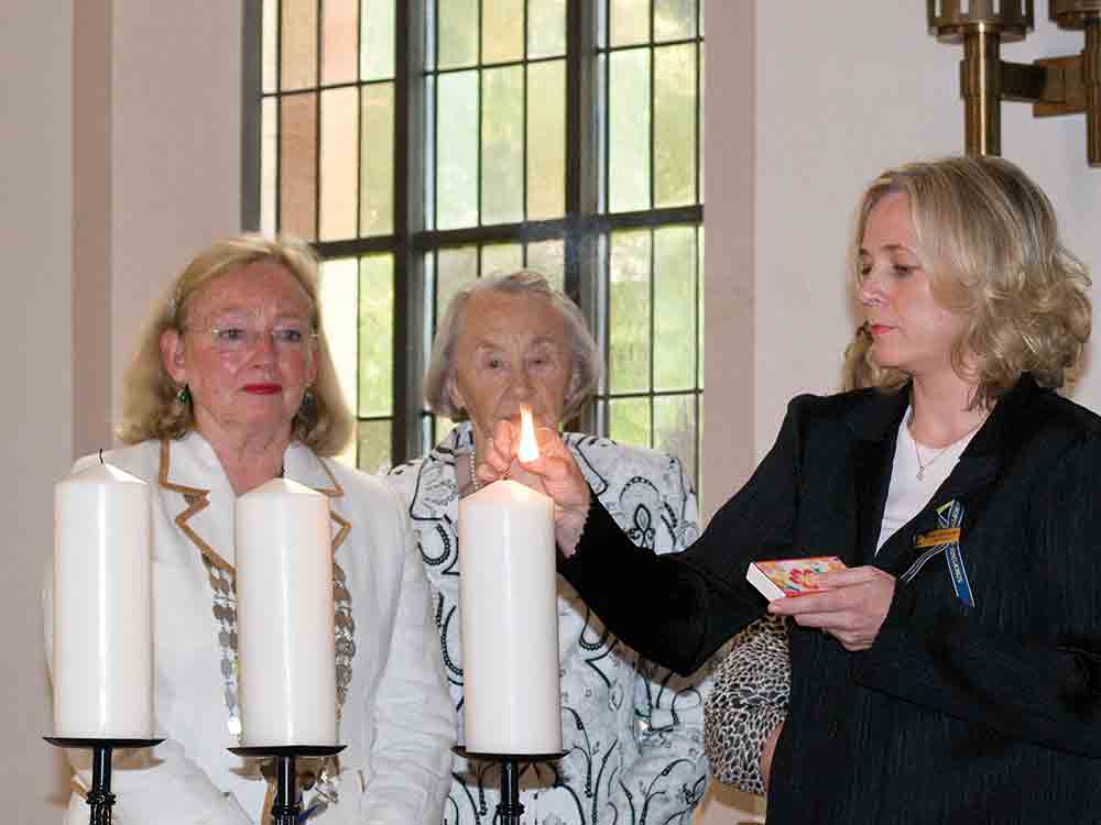 Gütersloh: Am 6. September 2008 entzündete Dr. Anette Ortenburger eine Kerze für den Service Club Soroptimist International