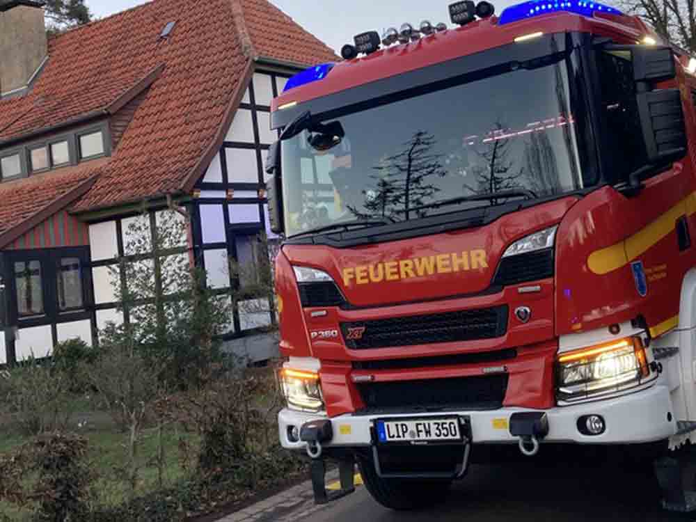 Freiwillige Feuerwehr Bad Salzuflen, 2 Menschen bei Wohnungsbrand verletzt, Nachbar rettet einer Bewohnerin in Wülfer Bexten mutmaßlich das Leben