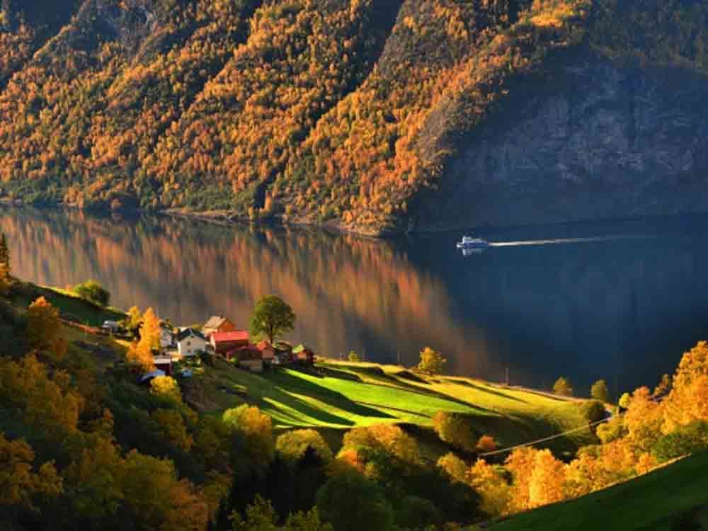 Karawane Reisen organisiert exklusive Fotoreise durch Norwegen, Fjord Fotografie zu Schiff
