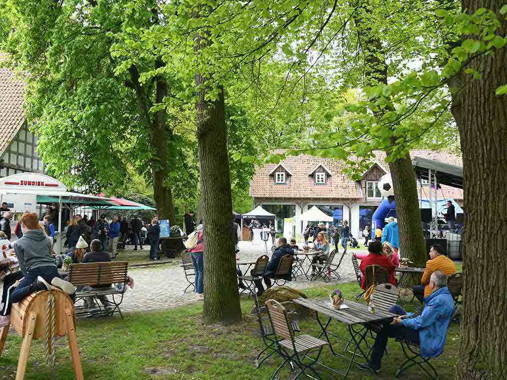 Gütersloh, Hof wird wieder zum Swinging Table, traditioneller Radlertreff am 1. Mai  2023 mit Livemusik und Kinderspaß