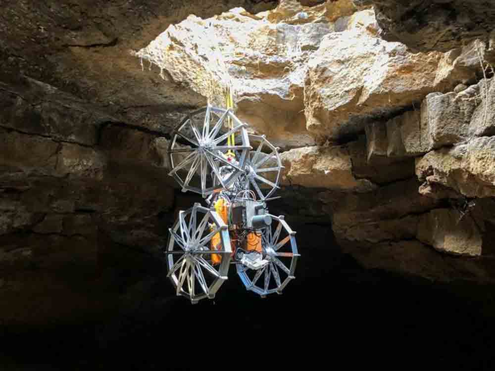 Wegbereiter für Langzeitmissionen auf dem Mond: Europäisches Roboter Team erkundet autonom Lavahöhle auf Lanzarote