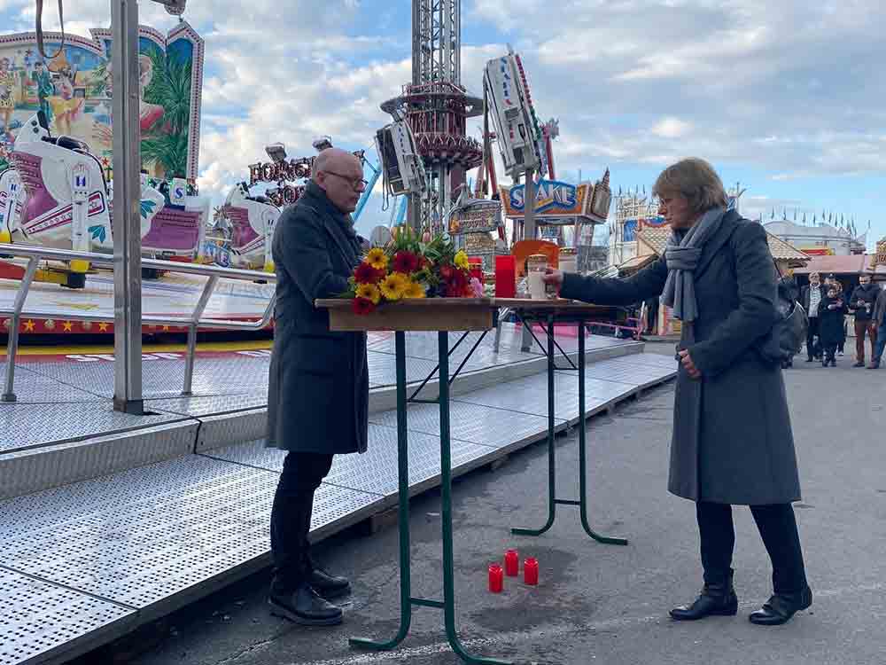 Lewe legt Blumen am Tatort des Messerangriffs nieder, Münster