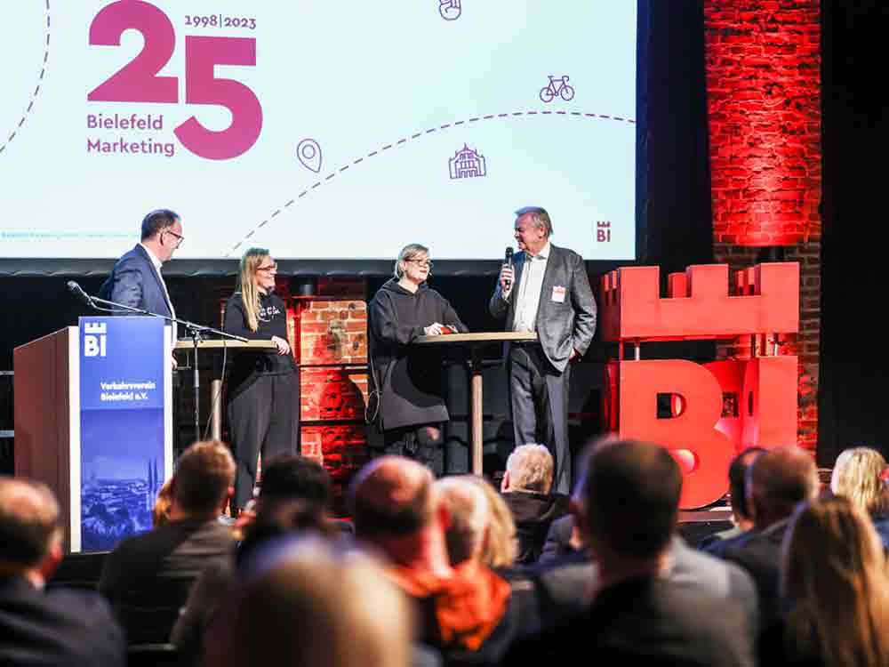 Gemeinsam für Bielefeld, Verkehrsverein würdigt das 25 jährige Jubiläum von Bielefeld Marketing GmbH während der Jahresversammlung im Lokschuppen