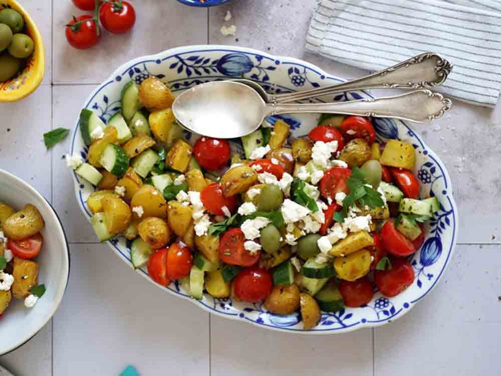 Griechischer Kartoffelsalat: mediterranes Rezept für einen deutschen Klassiker