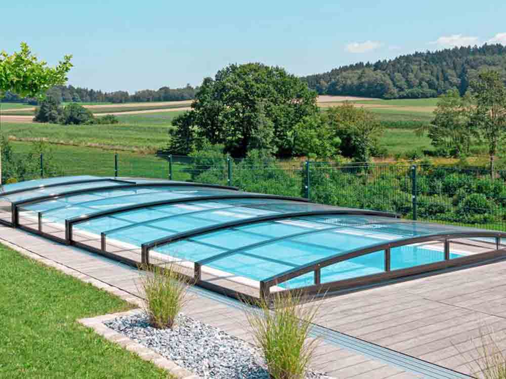 Bedachung, Wärmepumpe und Solarenergie, bei privaten Swimmingpools lässt sich die Badesaison klimafreundlich verlängern