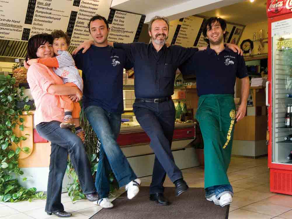 Anzeige: Ein Vierteljahrhundert … am Montag, 18. September 2006, feiert die Familie Kaffes das 25 jährige Be­stehen des Grills Athen