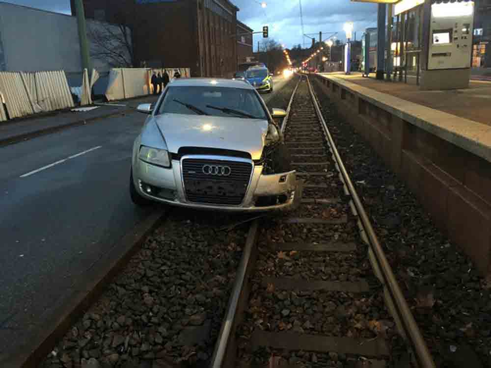 Polizei Bielefeld, Unfall endete auf Stadtbahnschienen, Fahrer flüchtig