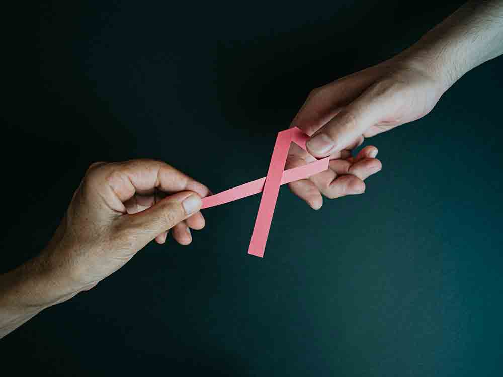 Brustkrebs kann auch Männer treffen, jährlich erkranken circa 700 Männer an Brustkrebs, Diagnose und Behandlung verlaufen ähnlich wie bei Frauen