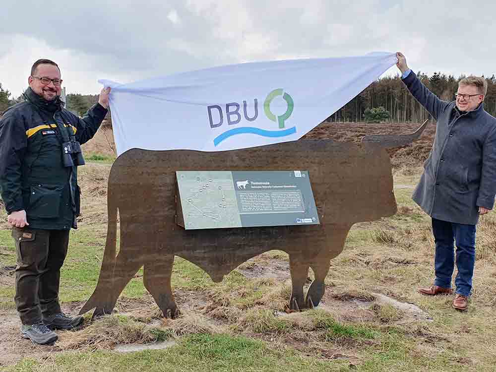 DBU Naturerbe und Stadt Cuxhaven weihen neue Wegebeschilderung und Informationsbeschilderung in den Cuxhavener Küstenheiden ein