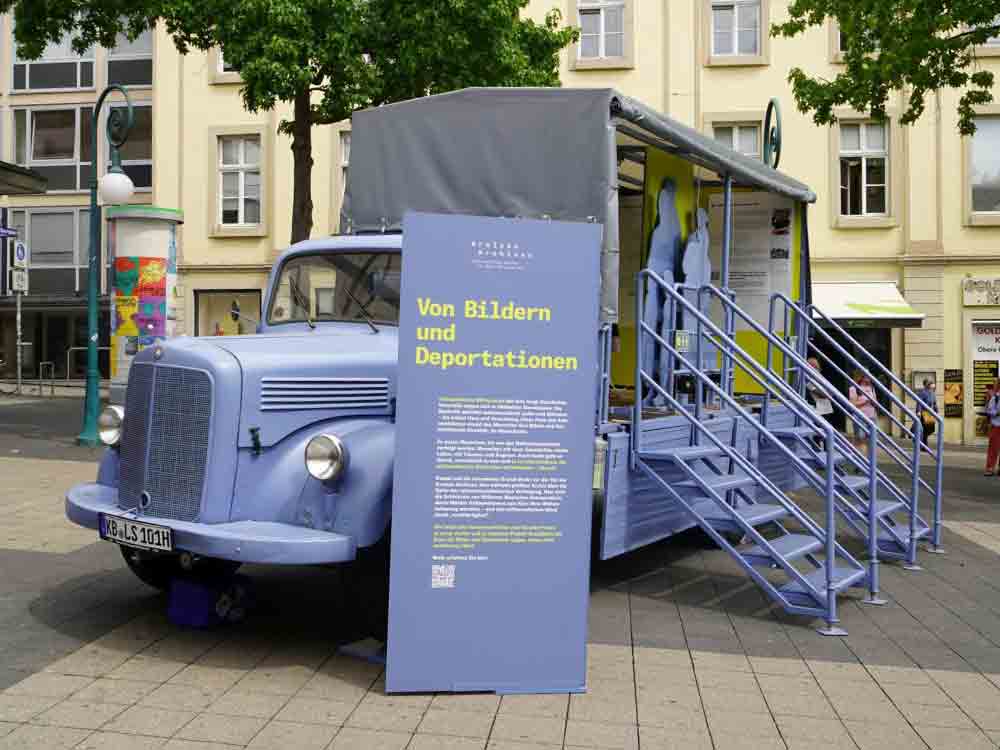 #LastSeen. Bilder der NS Deportationen, Ausstellung auf historischem Lkw eröffnet in Petershagen, 13. bis 26. April 2023