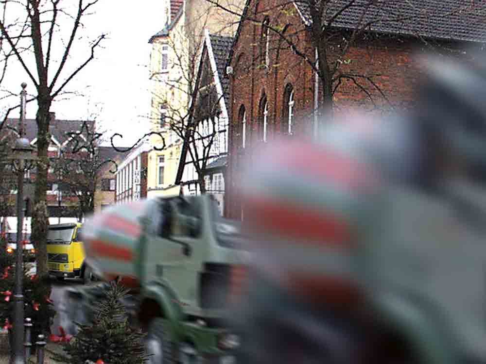 Gütersloh im April 2003, Kökerstraße alarmiert – Baustellenverkehr wieder mitten durch die City?