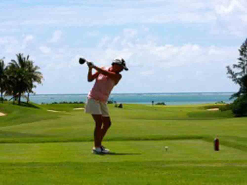 Golfende Frauen machen schneller Karriere, Analyse des Pew Research Centers und der Central Michigan University zeigt Vorteil der Vernetzung