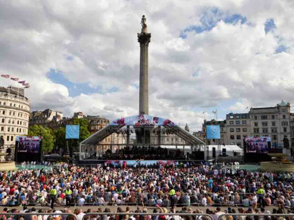 Sir Simon Rattle dirigiert BMW Classics 2023. Ein kostenfreies Sommer Open Air Konzert mit dem London Symphony Orchestra auf dem Trafalgar Square