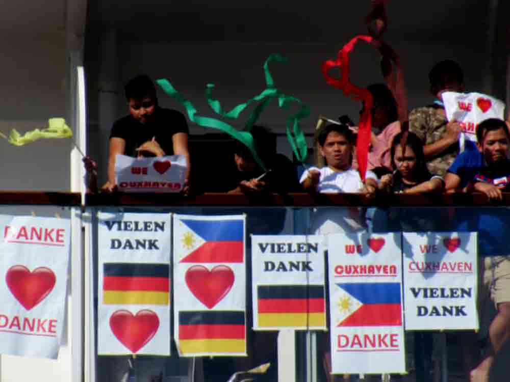 Emotionale Rückkehr in den »Hafen der Herzen«: Stadt Cuxhaven überreicht Plakette an »Mein Schiff 3«