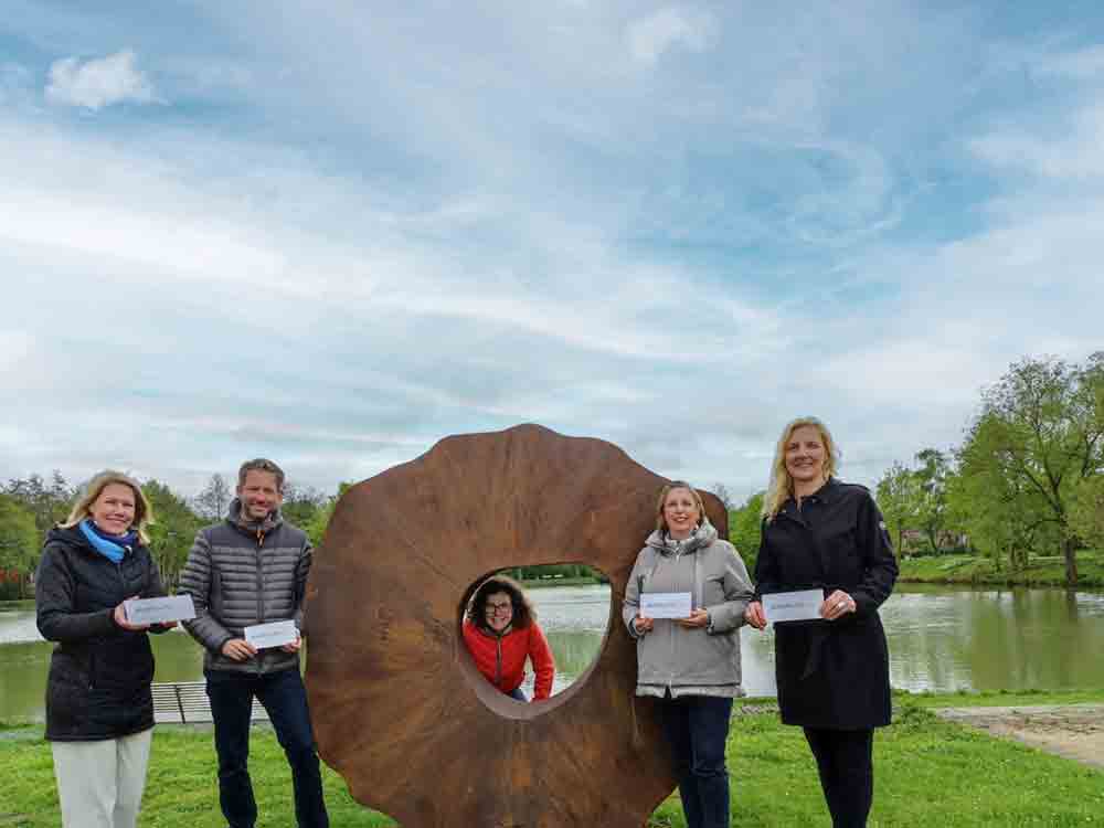 »Kunst für 4« Mitglieder des Kreiskunstvereins präsentieren ihre Werke im 4 Jahreszeiten Park, Oelde, noch bis 20. August 2023