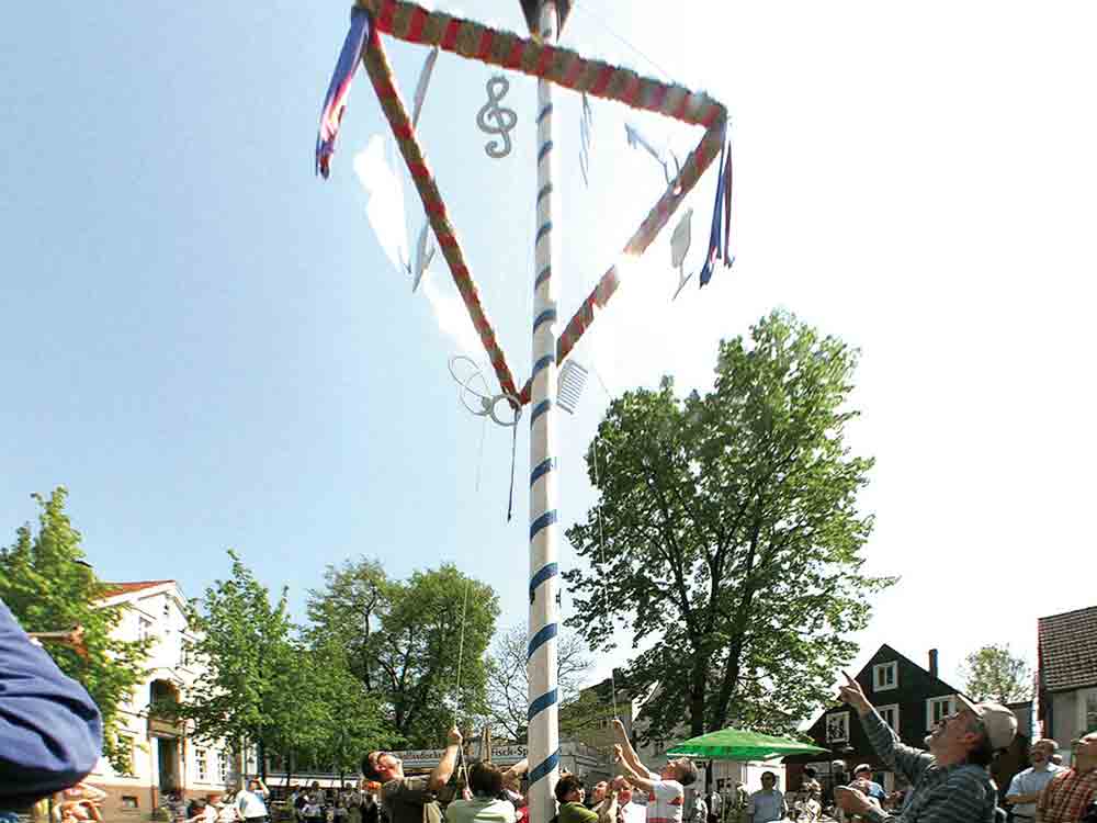 Gütersloh, 1. »MaiBaumFest« 2006 auf dem Deiecksplatz