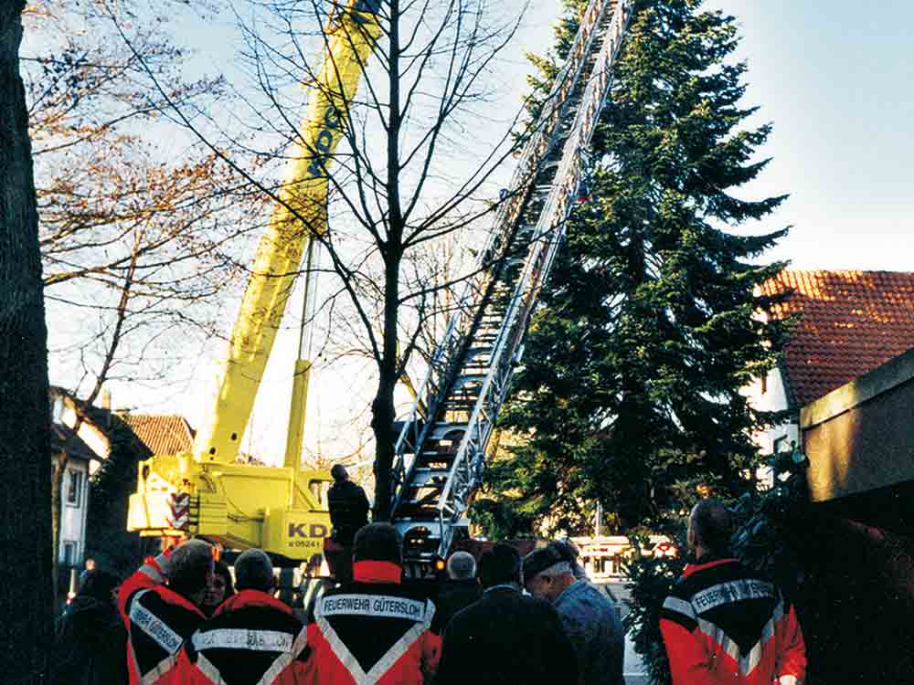 Gütersloh, Weihnachtsbaum auf dem Dreiecksplatz, Dezember 2002