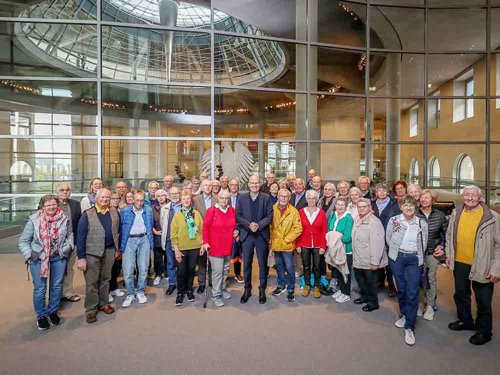 Ehrenamtliche Seniorenbeiräte aus dem Kreis Gütersloh auf Informationsfahrt bei Ralph Brinkhaus in Berlin