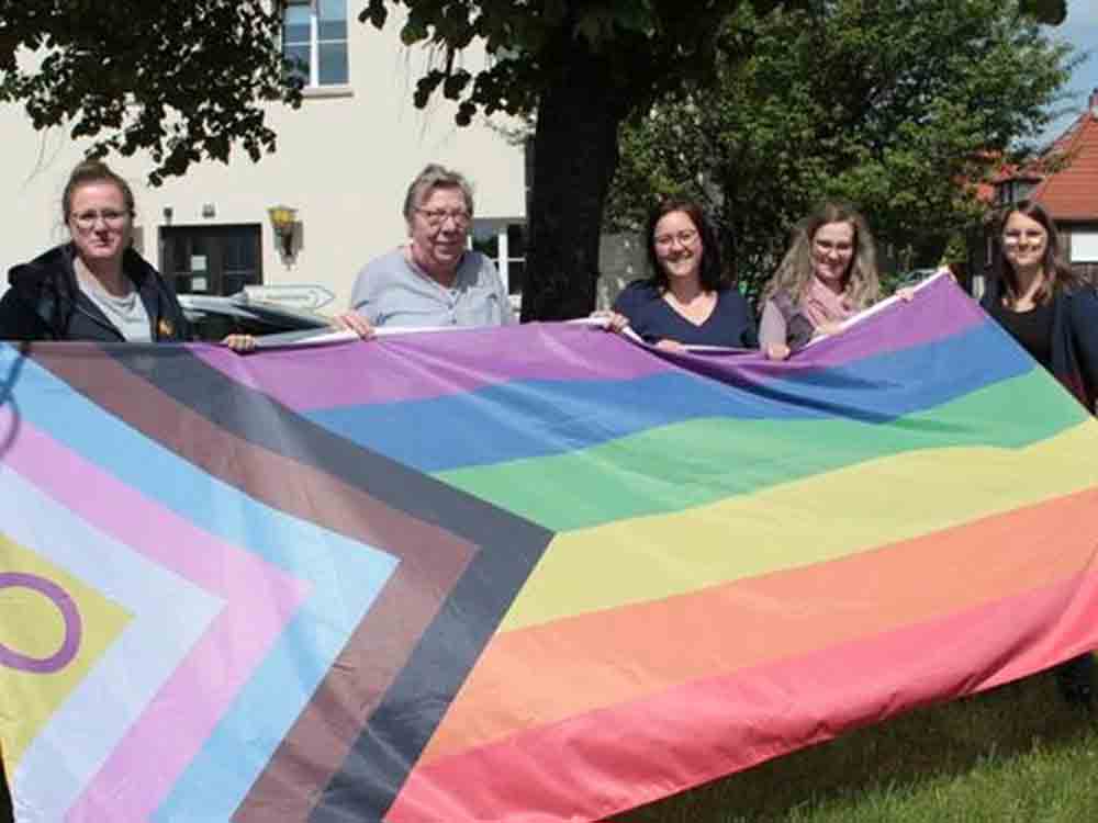 Vogelsbergkreis, Regenbogen-Fahne vor dem Landratsamt gehisst, Zeichen gegen Diskriminierung von queeren Menschen