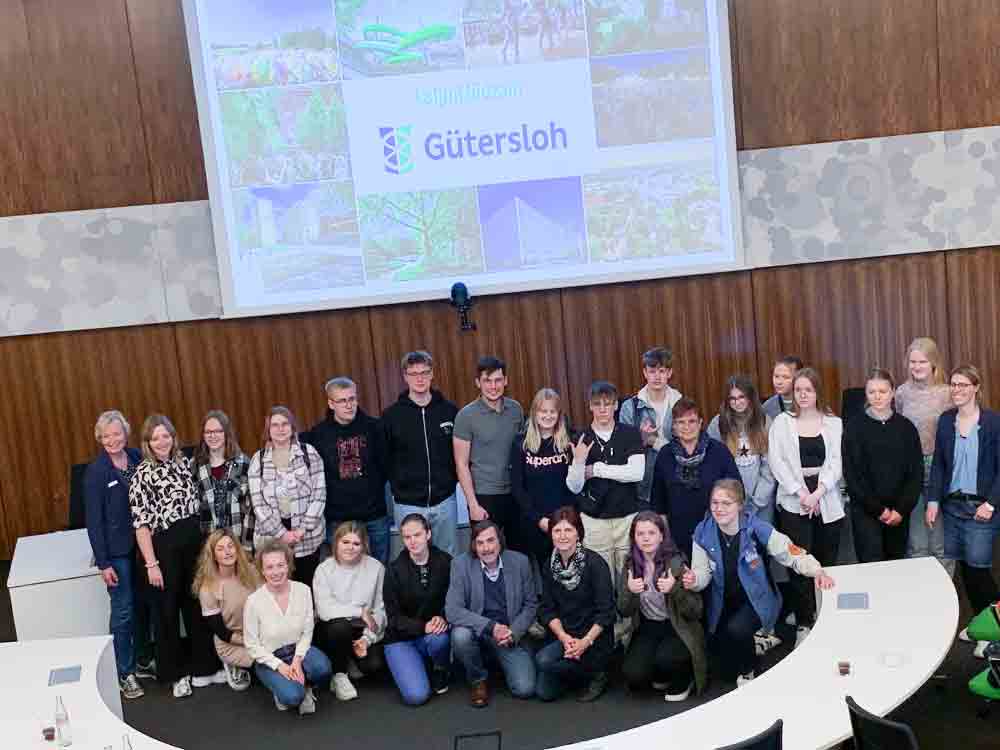 Gütersloh, deutsch lettische Schülergruppe zu Besuch im Rathaus, Begrüßung im Ratssaal
