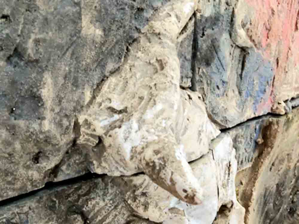Karlsruhe Kunst Erfahren, Genesis »Die Mauer von Uruk«, der Stier bekommt sein Horn gestutzt