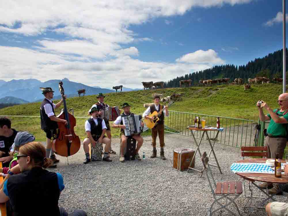 Musik und Tanz mit Alpenpanorama, im Allgäu sind die Feriengäste bei Brauchtumsfesten willkommen