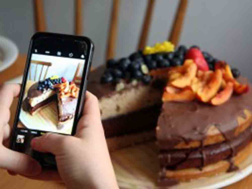 »Smartphone Diät hilft gegen Übergewicht, laut Studie der Universität Aarhus genügt bereits der oftmalige Anblick von Lebensmitteln