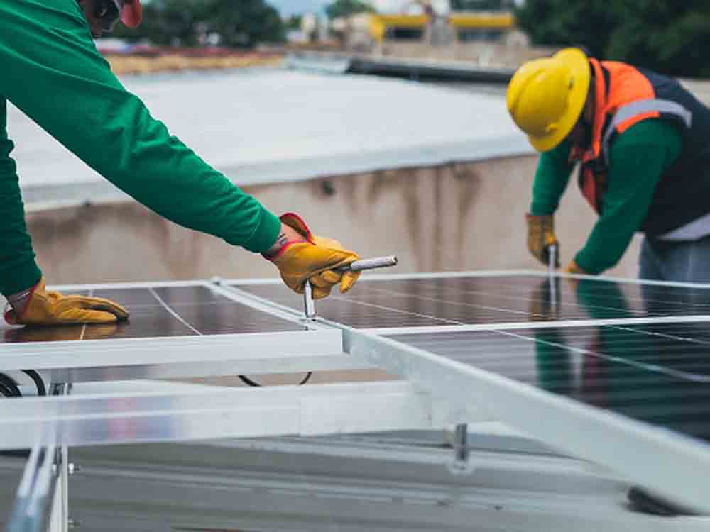 Legal How to do … Photovoltaik, »installieren Sie Ihre PV Anlage rechtskonform«, Schmelz Rechtsanwälte