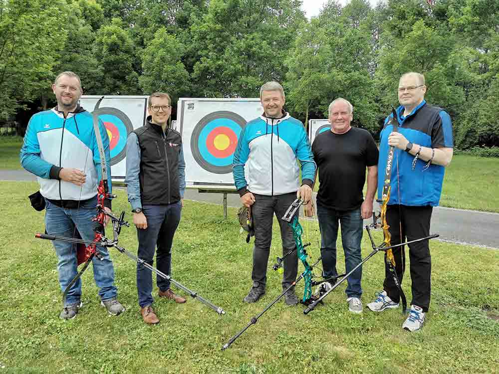 Pfeile fliegen auf 3 neue Zielscheiben, Gartenschaupark Rietberg unterstützt Bogensportler bei Anschaffung
