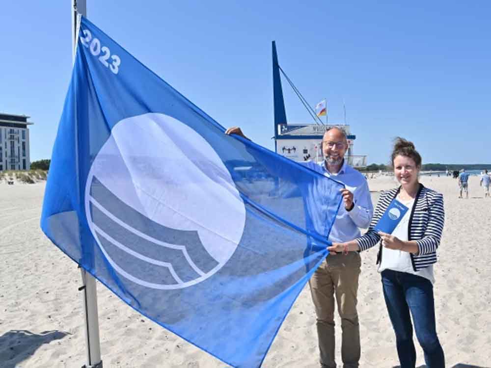 Blaue Flagge 2023: ein Kompliment für Rostocks Seebäder, Qualität am Strand