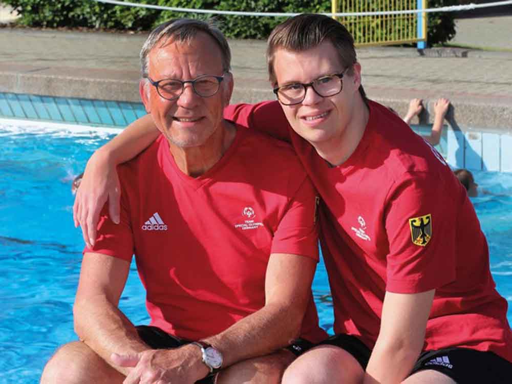DLRG Duo bei den Special Olympics World Games: Schwimmer Simon Rupp und Trainer Thomas Türk aus Grefrath vertreten Deutschland