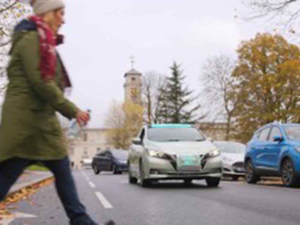 »Sprechendes« autonomes Fahrzeug getestet, Experten der University of Nottingham nutzen Display am Grill zur Interaktion mit Fußgängern