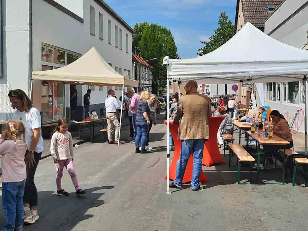 Bad Salzuflen, beliebtes Schülerstraßenfest in Schötmar am 16. Juni 2023, offizielle Eröffnung durch Bürgermeister Dirk Tolkemitt