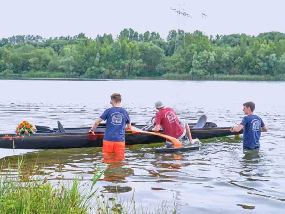 Hochschule Bremen, erfolgreiche Taufe der »Reignbow«: HSB Studenten feiern Test eines neuen Tretboot Prototyps