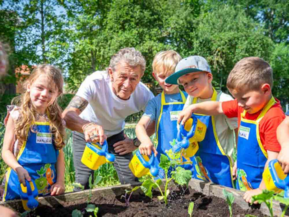 Gemüsebeete für Kids auf Gut Dietlhofen: EDEKA Stiftung und Peter Maffay gärtnern gemeinsam mit Tabaluga Kids