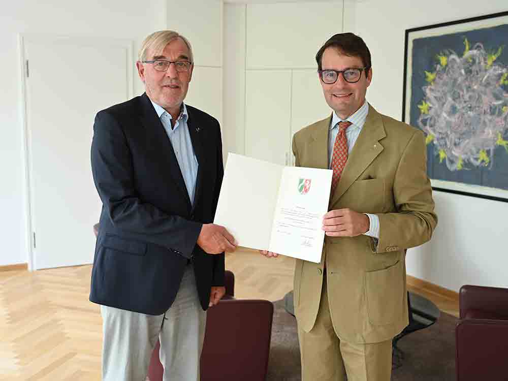 Regierungspräsident Andreas Bothe übergibt Urkunde, Jugendstiftung des SV Union Wessum anerkannt