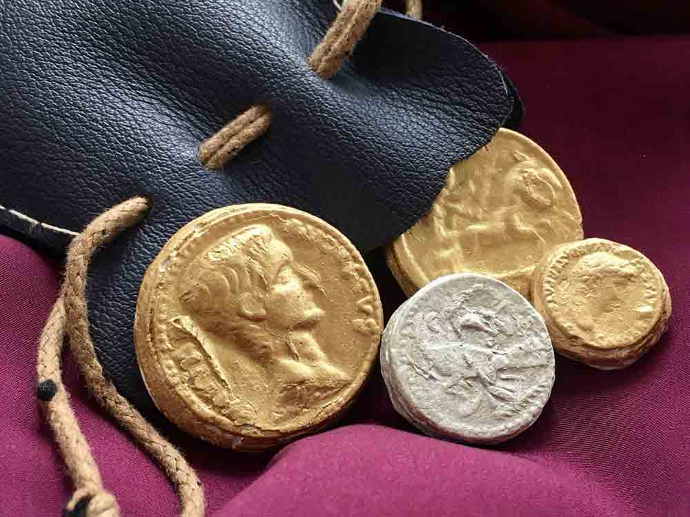 »Münzfälscher gesucht«, im Mittelpunkt der Ferienaktion im LWL Römermuseum stehen Geldstücke