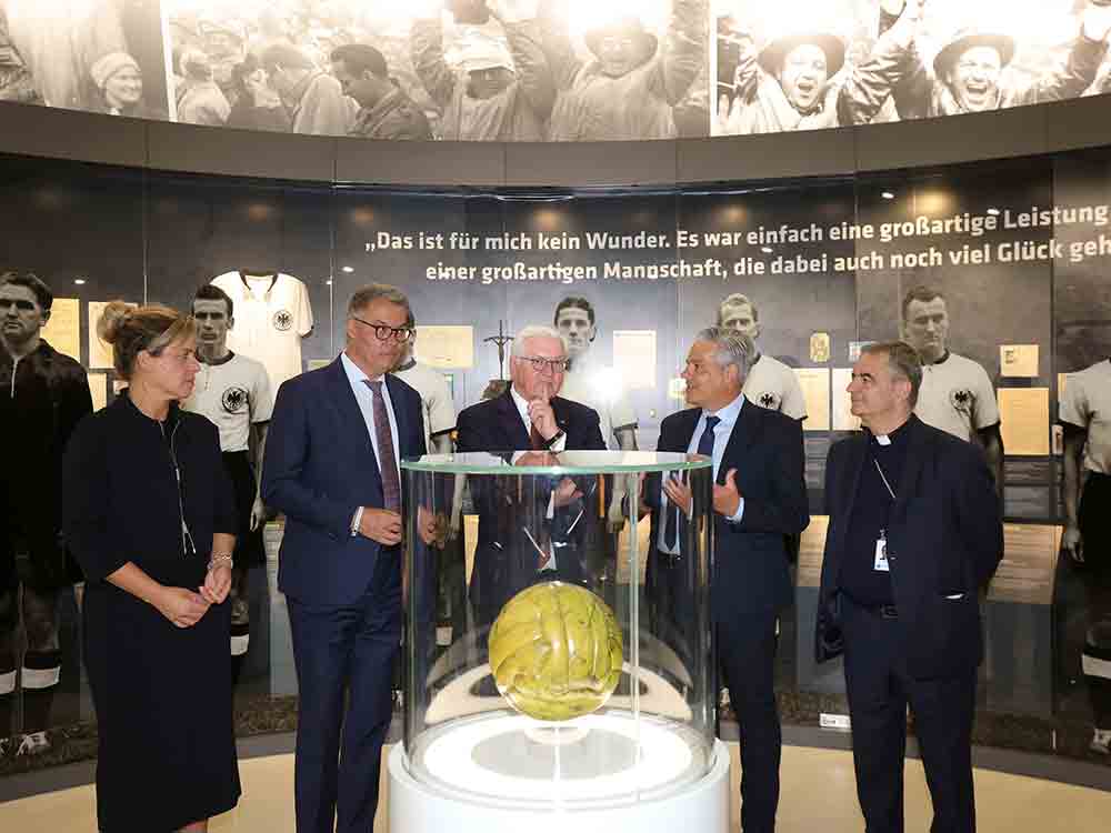 Steinmeier auf Zeitreise im Fußballmuseum